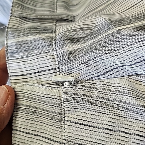 Vuarnet striped skort. Size 4. It has three pockets. Gray and white. - Picture 6 of 12